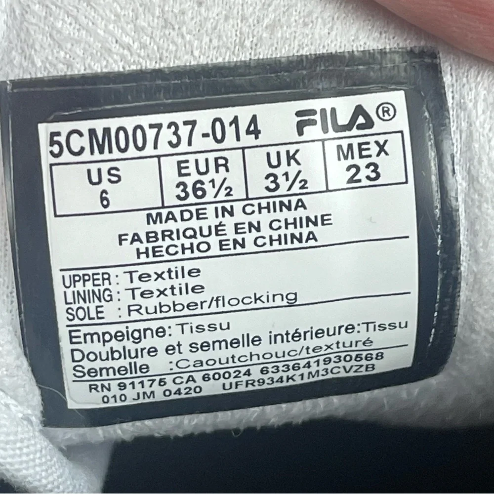 Fila 5CM00737-014 theme low top sneakers black with white soles women’s size 6